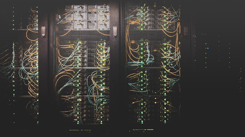 技术人员在数据中心检查服务器机柜与网络设备 - 现代数据中心内部环境